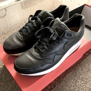Size 13 Air Max 1 Pinnacle Black and White